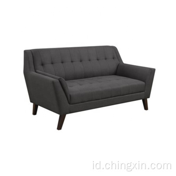 Ruang tamu dua kursi abu-abu kain santai sofa dengan kaki kayu solid